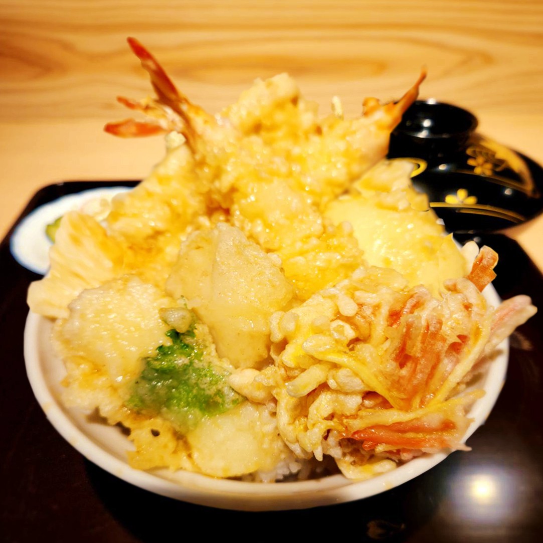 天丼A：穴子、海老２尾、烏賊、帆立、半熟卵、生姜かき揚げ（赤だし・お新香付き）